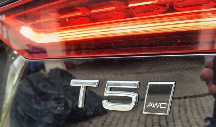 Volvo V60 Cross Country cena 119900 przebieg: 64800, rok produkcji 2020 z Biała małe 667